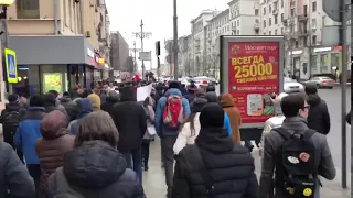 Прямо под носом В центре Москвы протестующие спели знаменитую песню о Путине