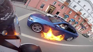 BMW M5 загорелся прямо на улице в центре Перми.