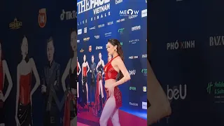 Hoa hậu Khánh Vân diện váy áo đỏ chót, còn cắt xẻ tới eo khoe làn da trắng nõn