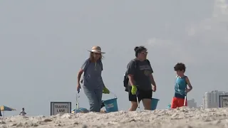 Volunteers pick up holiday trash