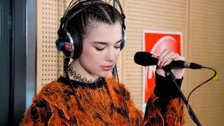 Dua Lipa - "Love Yourself" en Session Très Très Privée