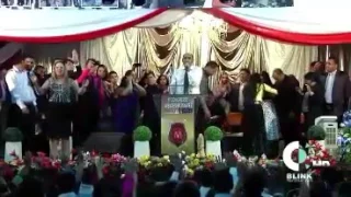 Rev. Adão Santos Ministrando Unção do Espírito Santo e pessoas sendo arrebatadas.