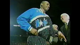 Michael Jordan pulls off Penny Hardaway's warmup pants