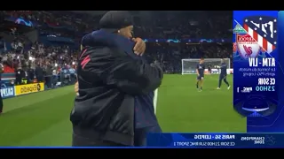 Ronaldinho vient saluer Lionel Messi au Parc des princes