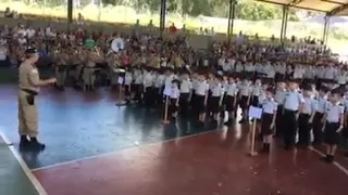 DEEAS: ALUNOS DO COLÉGIO TIRADENTES CANTANDO O HINO NACIONAL BRASILEIRO