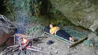 Alone bushcraft in the forest, bushcraft camp under big rock, cooking - Off grid Ep.12