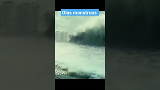 tsunami vs olas monstruos