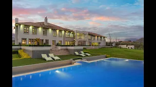 Located in the verdant Franschhoek/Paarl Valley is a private 58 492 m2 estate.