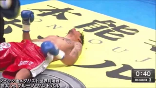 Boxing Referee does terrible job
