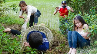 60 days of Pythons Attacking the Farm - Rescue a Baby Attacked by a Python | Country Life