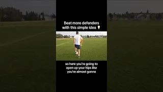 Beat defenders in soccer with this simple soccer tip 💡 #soccer #soccertraining #soccerdreams