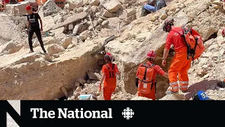 Moroccans dig for earthquake survivors with their bare hands