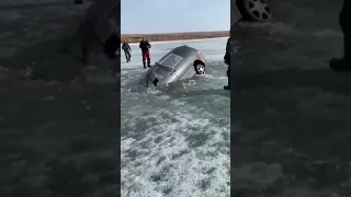 Машина провалилась под лёд,что стало с водителем не известно.