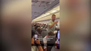 Un turista vuole aprire il portellone e scatena il panico su un volo Ryanair