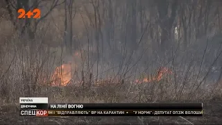 На лінії вогню: окупанти вдаються до підпалів і стріляють по тих, хто намагається їх загасити