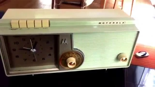 LIGHT OLIVE Retro Jetsons 1960 Motorola 5C23GW Tube AM Clock Radio Rare Color and Beautiful!