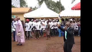 King godefroy met le feu a bansoa avec le chef supérieur bansoa  et les élites