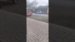 Ukrainian residency throwing Molotov cocktails at Russian tanks In Kyiv ￼