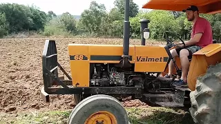 Valmet 68 lavrando com arado 3 lâminas