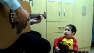 Padre e hijo cantando don't let me down The beatles