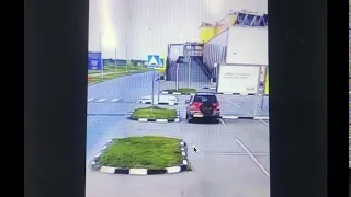 На видео засняли загадочное двойное сальто автомобиля в Омске