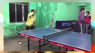 Un joueur de ping-pong ambidextre