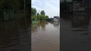 У Дніпрі пройшла велика злива: мешканці плавають на матрацах