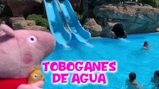 Peppa Pig en la piscina Peppa está malita y no puede tirarse por el tobogán acuático