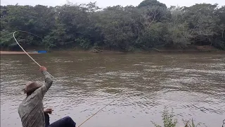 Que peixe diferente foi esse! Quando senti a força já fiquei surpreso, pescaria!