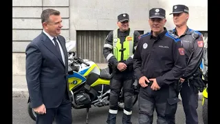 Balla, bisedë me patrullën e Policisë së Madridit mbi menaxhimin e trafikut rrugor