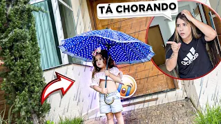 EXPULSEI MINHA IRMÃZINHA DE CASA NO MEIO DA CHUVA! (ficou muito triste)