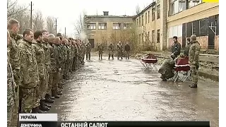 На передовій біля Мар'їнки попрощалися із загиблими побратимами