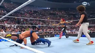 Carlito ataca a Rey Mysterio y Dragon Lee - WWE SmackDown 26 de Abril 2024 Español