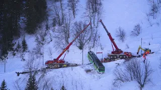 Bergung eines durch eine Lawine verunfallten Triebwagens von TPC durch EMIL EGGER