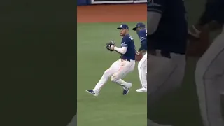 Kevin Kiermaier steals catch from Randy Arozarena, a breakdown short