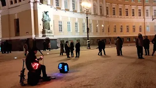 Kino - "Пачка сигарет", музыкант Николай Музалёв выступает на Дворцовой площади в Санкт-Петербурге