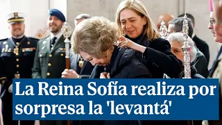 La Reina Doña Sofía realiza la 'levantá' del Cristo de los Alabarderos en una visita sorpresa