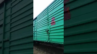 Железнодорожный вагон РЖД на станции Святошин в Киеве.