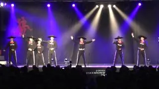 de groep Soy Mexico danst in 2014 bij "op Roakeldais "