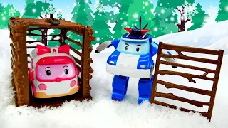 Schneespaß mit Robocar Poli. Roy will Rodeln. Tolle Spielzeugautos für Kinder