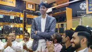 میں نے زندگی میں پہلی بار اتنا  قد آور شخص دیکھا ہے ♥ world Tallest man Mudassar bhi