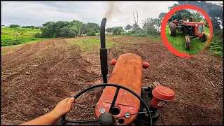 VINDO CHUVA ACELEREI NO MAXIMO O MEU TRATOR MASSEY FERGUSON 95X NIVELANDO COBRINDO SEMENTE DE CAPIM!