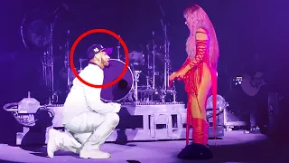 Anuel le pide perdón a Karol G en concierto 😱 *Mira lo que EL HACE*