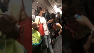 Delhi Metro bhasad girls cat fight