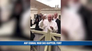 Kleines Mädchen stiehlt Kapperl von Papst