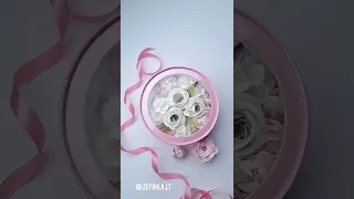 Marshmallow flowers in a gift box