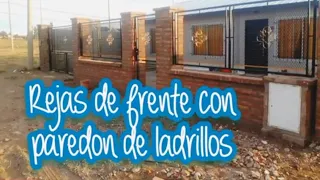 HERMOSAS REJAS de FRENTE con paredon de ladrillos...