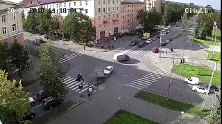 Автомобиль едва не сбил пешеходов после ДТП в Петрозаводске
