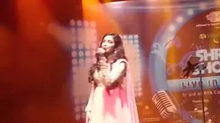 Shreya ghoshal singing Kabhi jo baadal barse