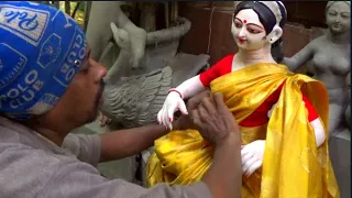 Saraswati Puja Kumartuli | Goddess Saraswati Idol's Saree Draping | মা সরস্বতী কে শাড়ি পরানো